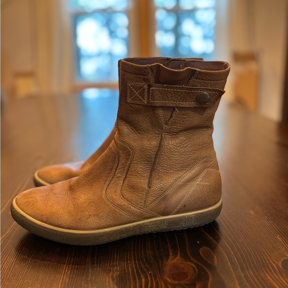 Ecco nubuck leather boots.